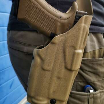 Kabura Safariland model 6384-8310 do pistoletu Glock 17 z oświetleniem typu GTL 10 (KOMPLET)