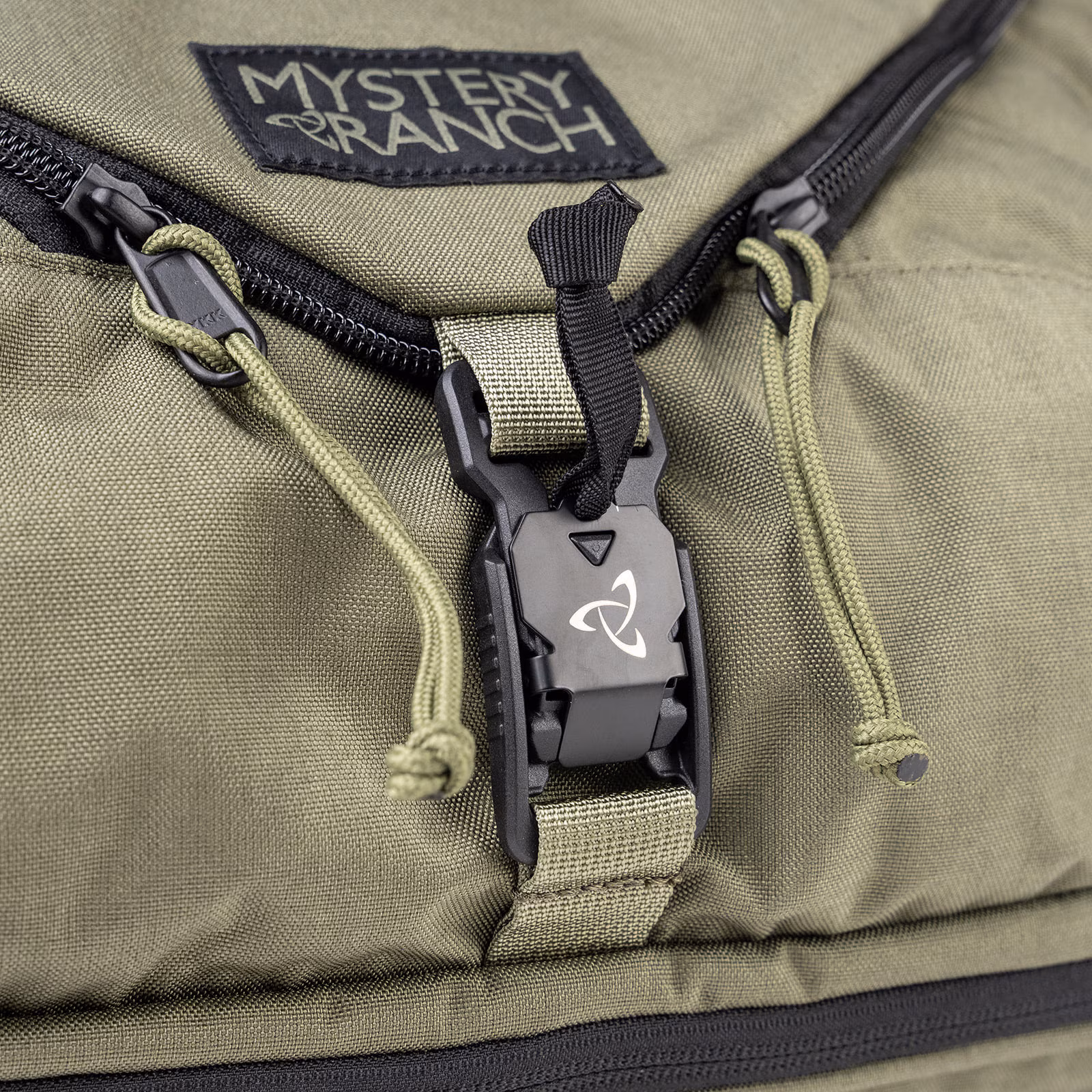 3 Way 18 113385_ponderosa-(Detail, Fidlock Buckle)-1050 Torba Mystery Ranch 3 Way 18 Ponderosa